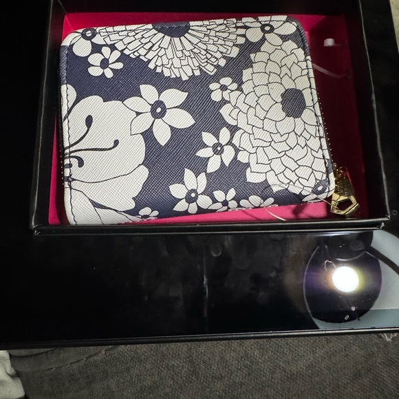 NIB Trina Turk  blue/gray White floral design wallet 4.5” X 3.5” - Picture 1 of 6